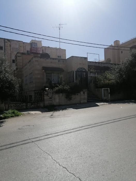 أرض تجارية مميزة على شارعين في موقع حيوي