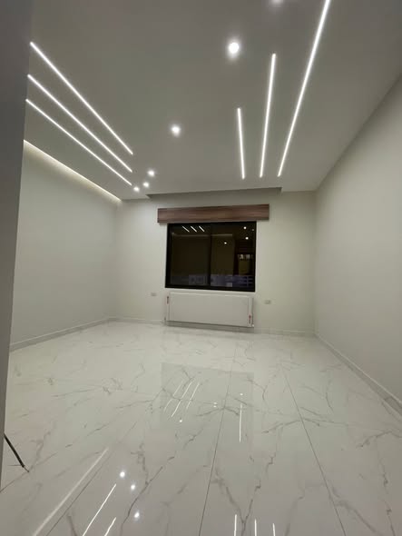 شقة فاخرة للبيع مع روف وتراس بإطلالة ساحرة في طريق المطار