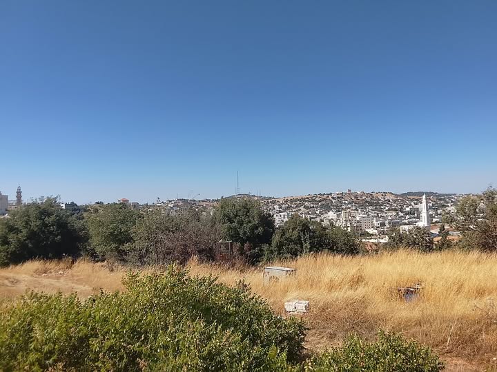 أرض سكنية للبيع في عبين باطلالة رائعة