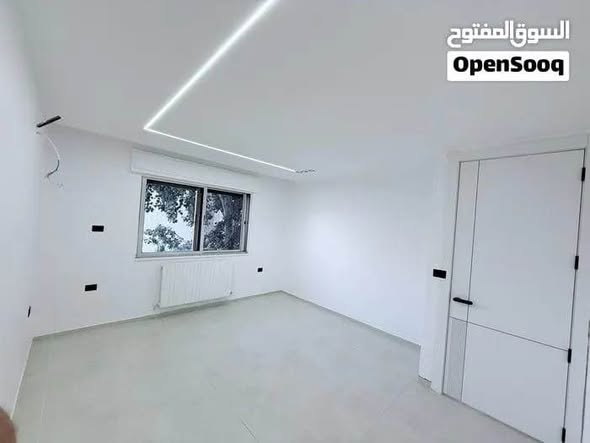 شقة مجددة فاخرة للإيجار في أم أذينة - 5