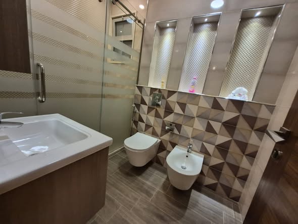 شقة أرضية فارغة للإيجار في ضاحية النخيل – 180م²