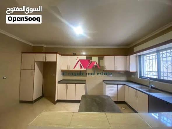 طابق شبه أرضي فاخر للإيجار في الرابية - 3