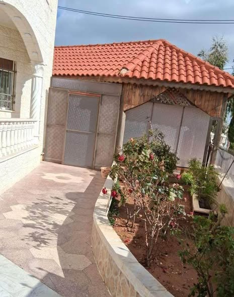 شقة أرضية فاخرة من فيلا مجددة للإيجار في حي الصحابة