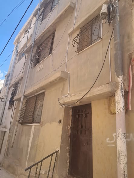 بيت جديد بالكامل للبيع في الوحدات