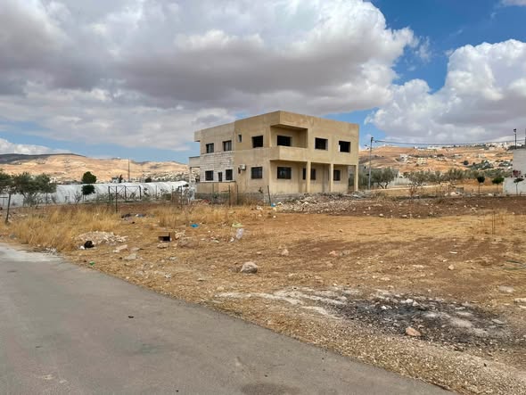 قطعة أرض سكنية في أبو نصير موقع حيوي