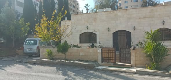 بيت فاخر للبيع في السلط - فرصة نادرة - 2