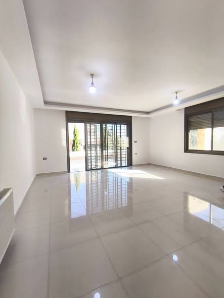 شقة فاخرة للبيع في ضاحية النخيل – طريق المطار