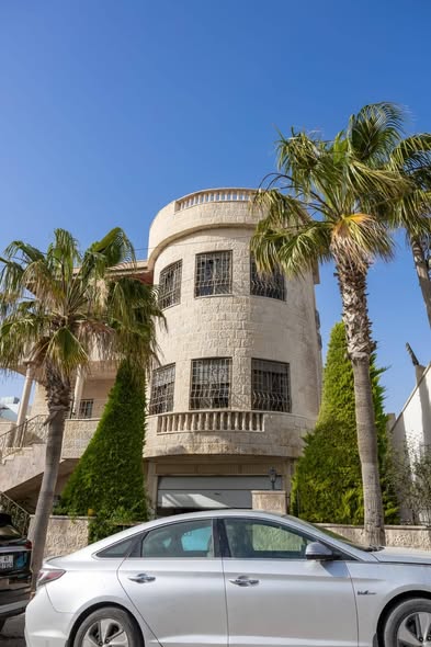 فيلا فاخرة للبيع في طبربور - إطلالة وخصوصية تامة