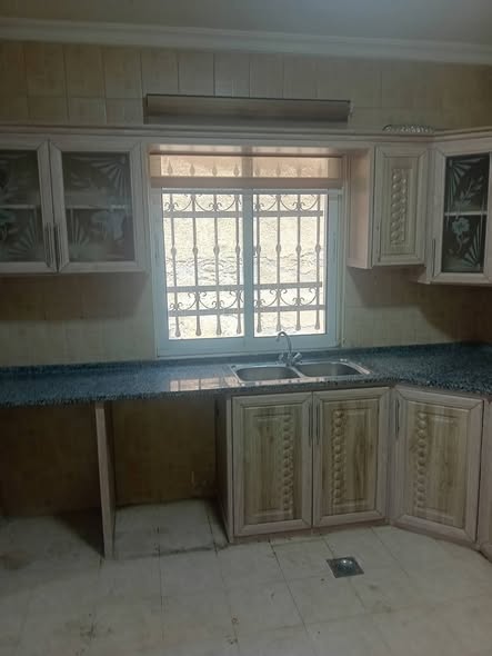 شقة أرضية للبيع مع تراس في إسكان عيش كريم - أبو علندا