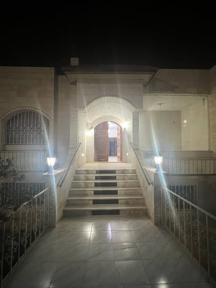 فيلا فاخرة للإيجار في إربد - الحي الجنوبي بإسكان الأطباء