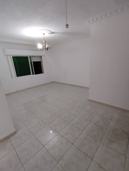 شقة فارغة للإيجار في ضاحية الرشيد – 260 دينار شامل الخدمات