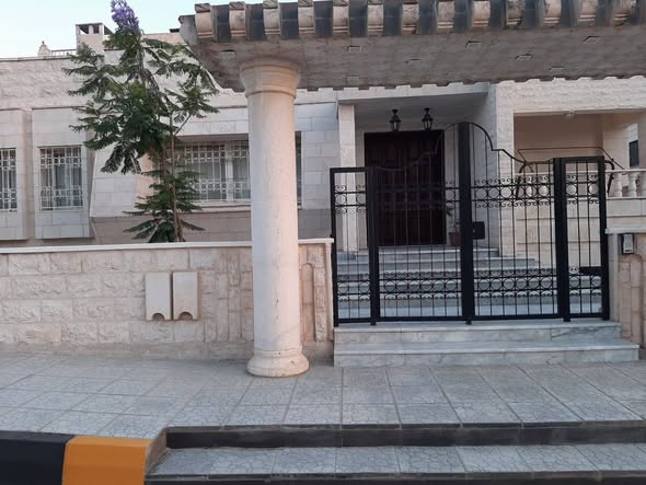 فيلا فاخرة للبيع في إربد – حي راقي وهادئ فرصة استثمارية مميزة - 5