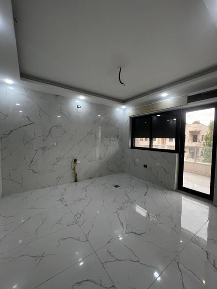 شقة مميزة للبيع مع روف – الرابية