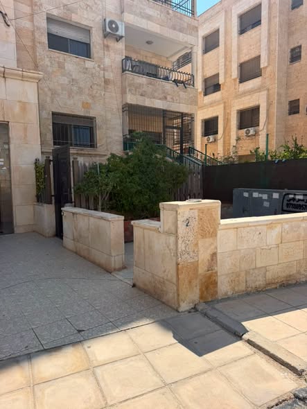 شقة مميزة للبيع في إربد – الحي الشرقي، موقع ممتاز ومساحة كبيرة!