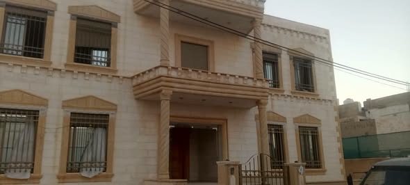 أرض استثمارية مميزة في موقع حيوي بعمان