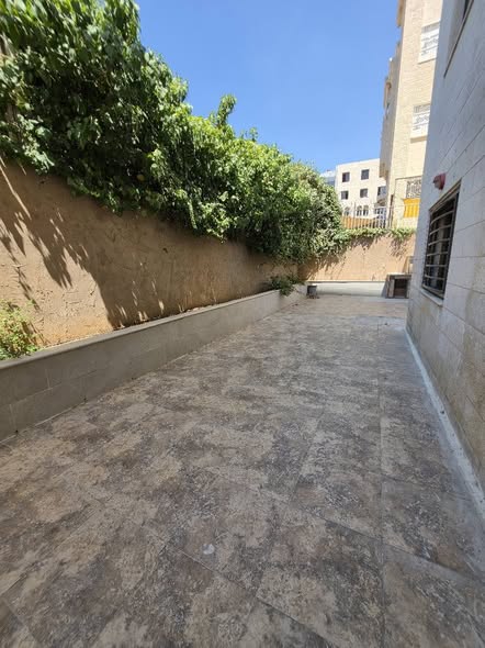 شقة أرضية فاخرة في موقع مميز للإيجار - 3