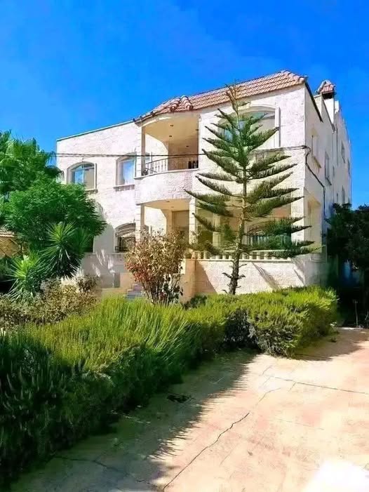 فيلا سكنية فاخرة للبيع في إربد