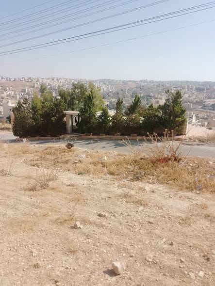 قطعة أرض سكنية للبيع بإطلالة بانورامية