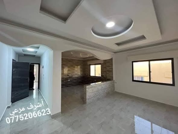 شقة أرضية فاخرة مع أتراس وكراج في الزرقاء الجديدة