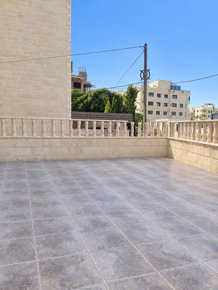 �إلى شقة فخمة أرضية للبيع في حي الصحابة - طريق المطار - 2