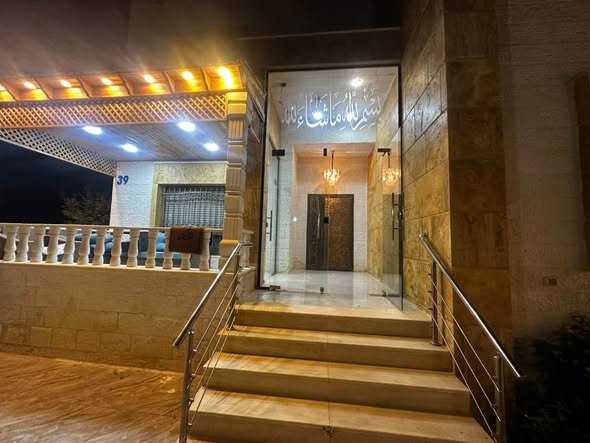 عمارة سكنية فاخرة للبيع - أقرب إلى فيلا مع تسوية وروف