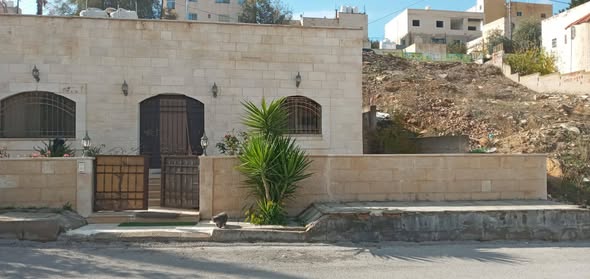 بيت فاخر للبيع في السلط - فرصة نادرة