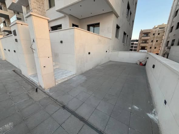 شقة فارغة جديدة للإيجار في حي الصحابة