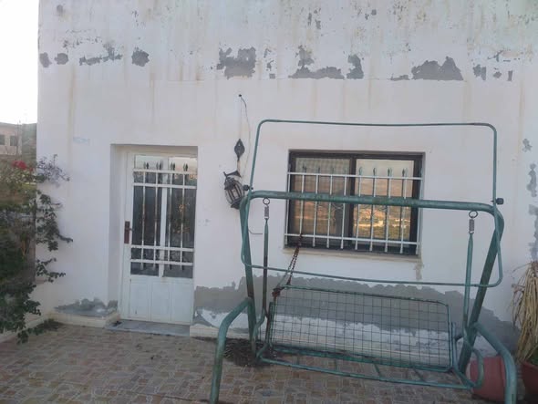 أرض للبيع أو البدل في الزرقاء مع بيت ريفي - 5