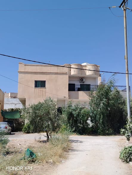 بيت مستقل بطابقين في جرش المصطبة بمساحة 384م