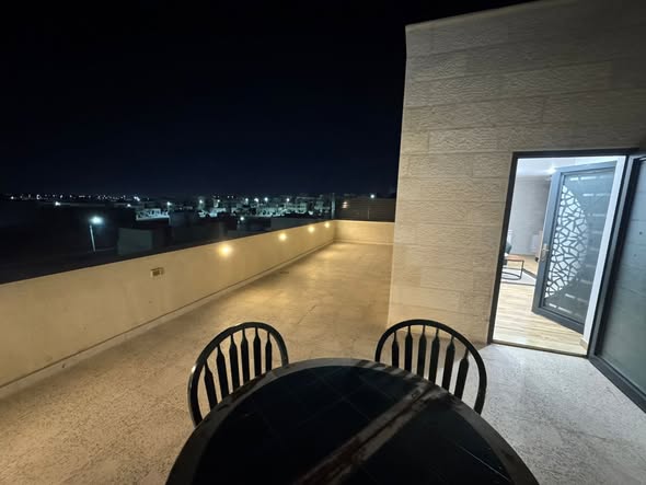 غرفة نوم مفروشة بالكامل مع حمام ومطبخ للإيجار في الزرقاء مدينة الشرق