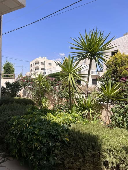 فيلا فاخرة على شارعين مع بناء واسع في ضاحية الرشيد