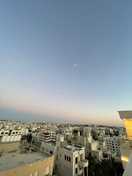 شقة فاخرة للبيع مع روف وتراس بإطلالة ساحرة في طريق المطار - 2