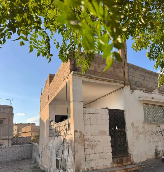بيت مصطح مع مية وعشرة متر في الهاشمية