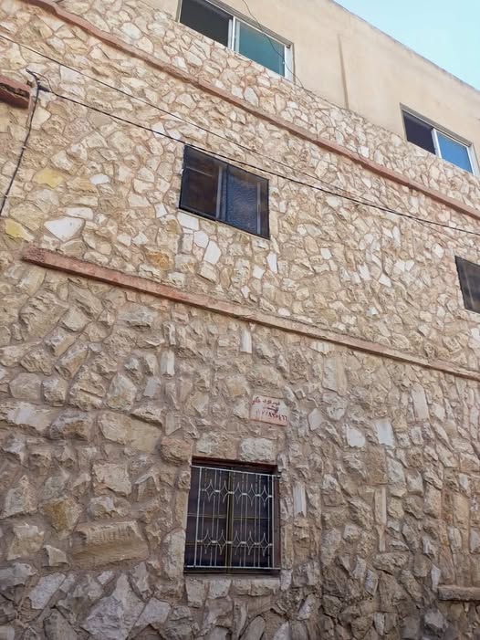 بيت مستقل ثلاث طوابق على شارعين مع بئر ماء وأضافيات للبيع