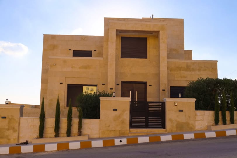 فيلا فاخرة بإطلالة ساحرة للبيع في مرج الحمام