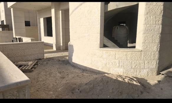 فيلا فاخرة للبيع في إربد - عمارة 3 طوابق - 4