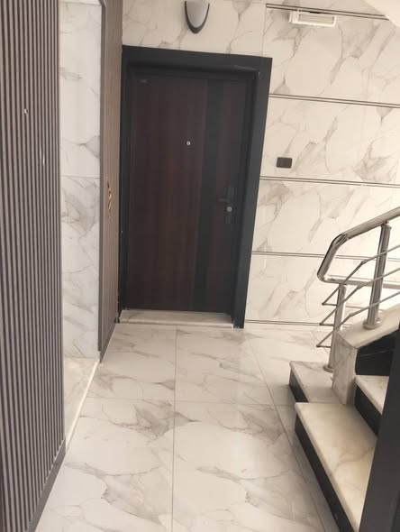 شقة فاخرة جديدة مع تراس وكراج في شفا بدران - الكوم