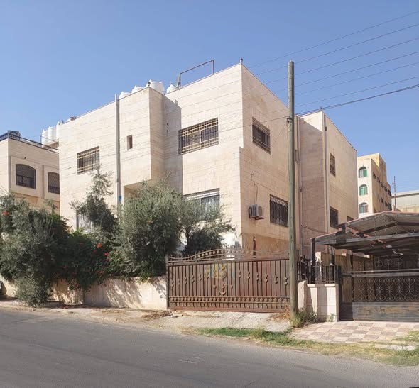 بيت مستقل فاخر للبيع في جبل الحديد - القويسمة