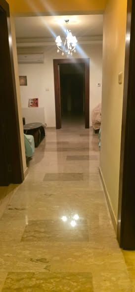 شقة فاخرة للبيع في أم أذينة