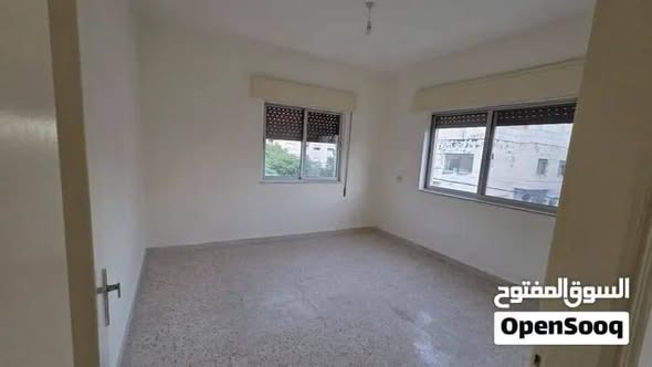 شقة فارغة للإيجار في أم أذينة