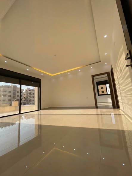 شقة فاخرة للبيع في طريق المطار، عمان - طابق أرضي مع ترس وموقف