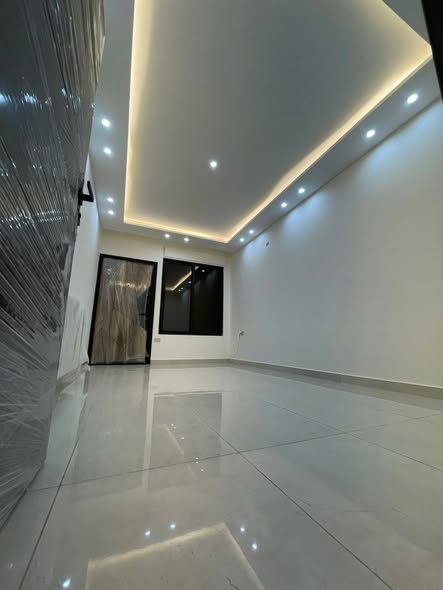 شقة فاخرة للبيع بموقع استثنائي على طريق المطار