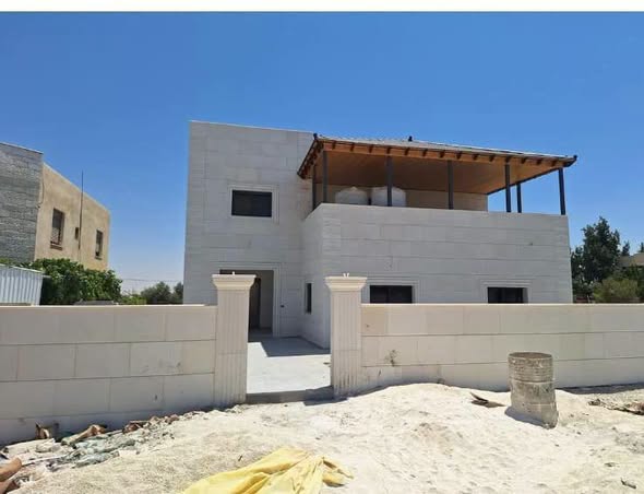 بيت فاخر للبيع في ناعور حسبان مع سقف قرميد - لم يسكن بعد! - 2