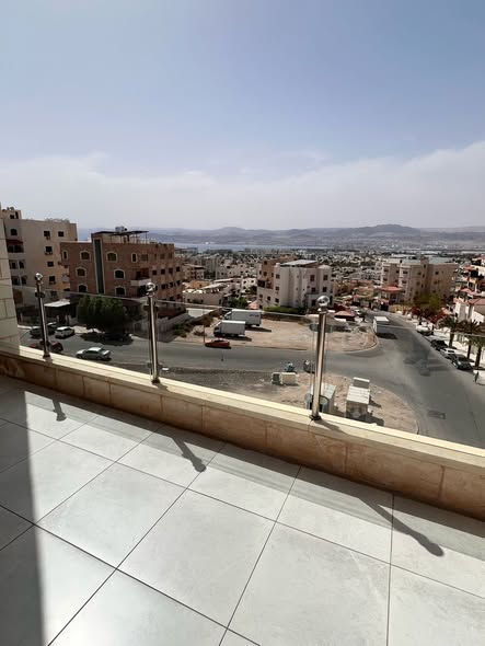 روف واسع للإيجار في العقبة - إطلالة بحرية - 3