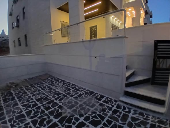 شقة أرضية فاخرة لم تسكن بعد في المدينة الرياضية