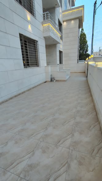 شقة فاخرة للبيع في إربد - طابق أرضي مع ساحة خاصة - 2