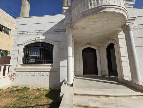شقة أرضية فاخرة للبيع في المقابلين - إطلالة رائعة