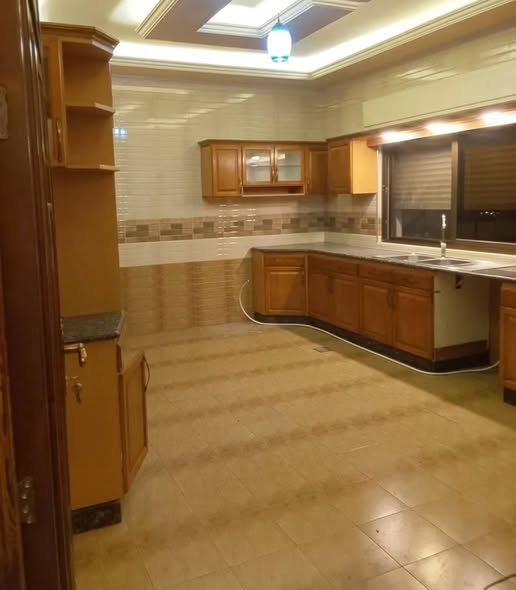 شقة طابقية فارغة للإيجار في البنيات – سكن راقٍ
