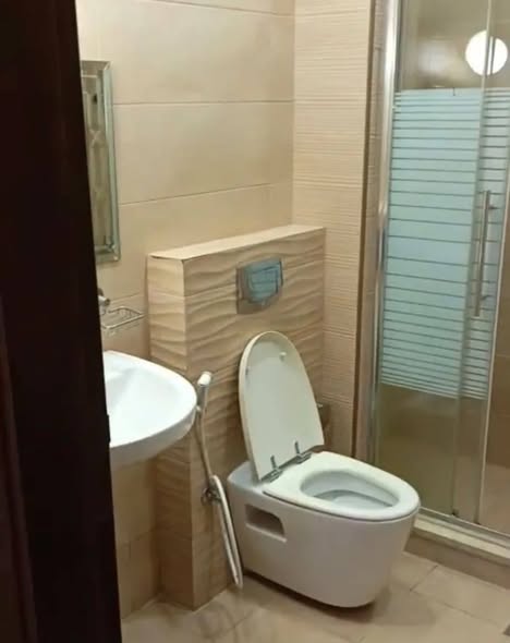 طابق أرضي فاخر للتسكن مع مدخل خاص وترس