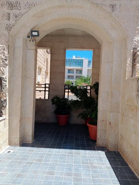 شقة مفروشة فاخرة للبيع في الشميساني بسعر مغري! - 2